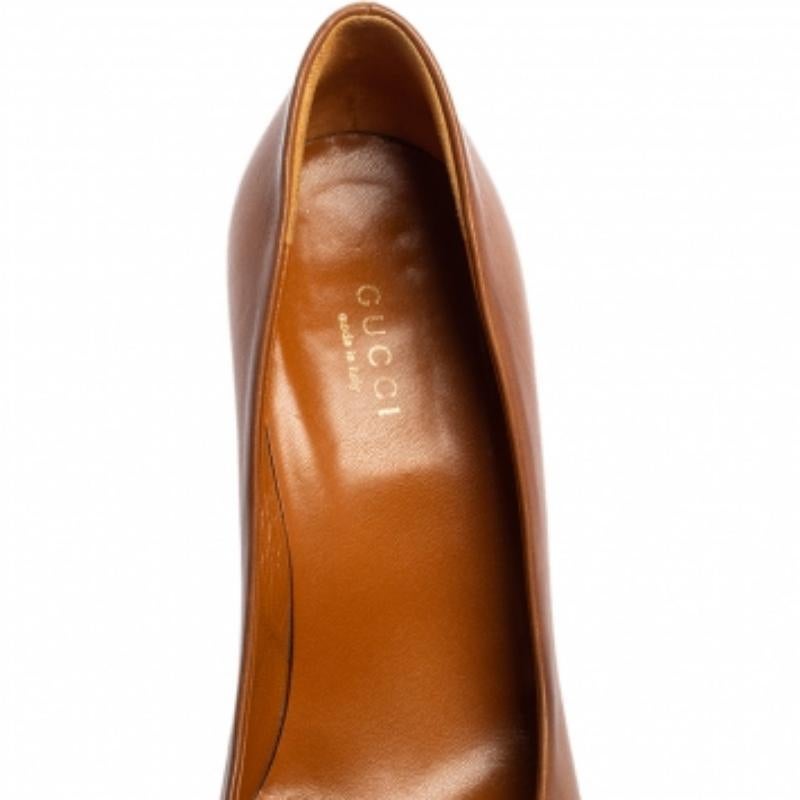 Gucci Pumps in pelle marrone con punta tonda misura 36.5 in vendita 2