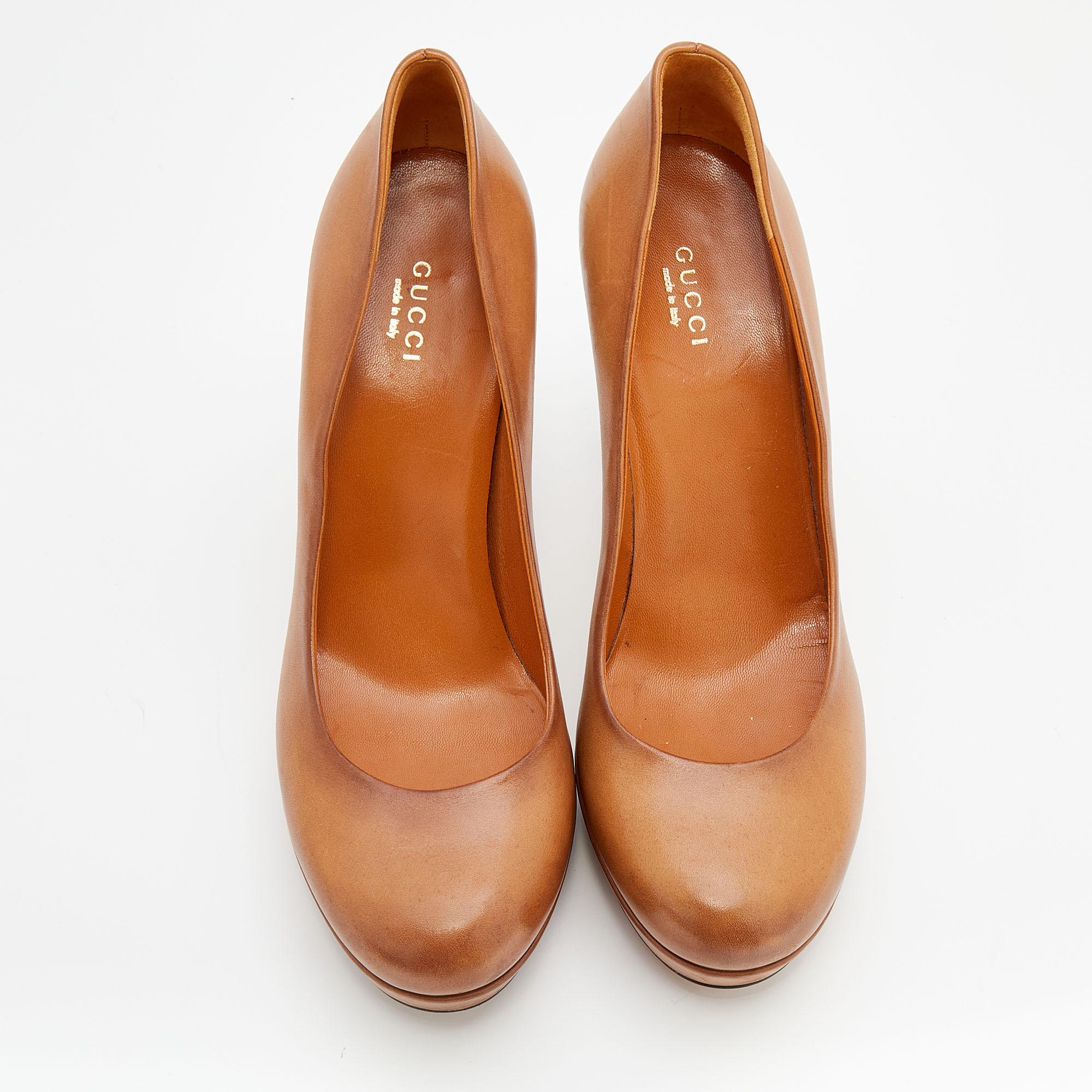 This amazing pair of pumps from Gucci is sure to add some class to your outfits. The round-toe pumps have been crafted from brown leather and they come with comfortable insoles. They are complete with 11.5 cm heels and solid platforms that offer