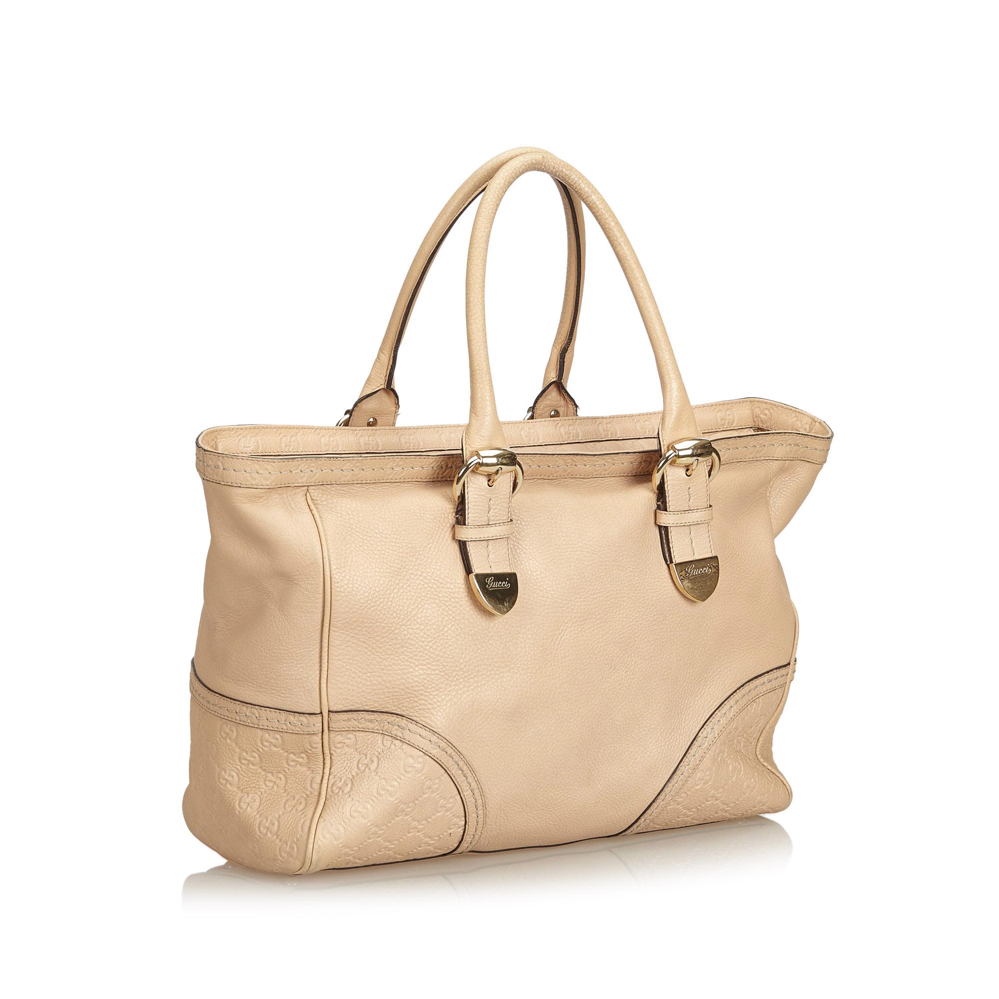The Signoria tote bag features a leather body, rolled leather handles, top zip closure, and interior zip and slip pockets. It carries as B condition rating.

Inclusions: 
This item does not come with inclusions.

Dimensions:
Length: 28.00 cm
Width: