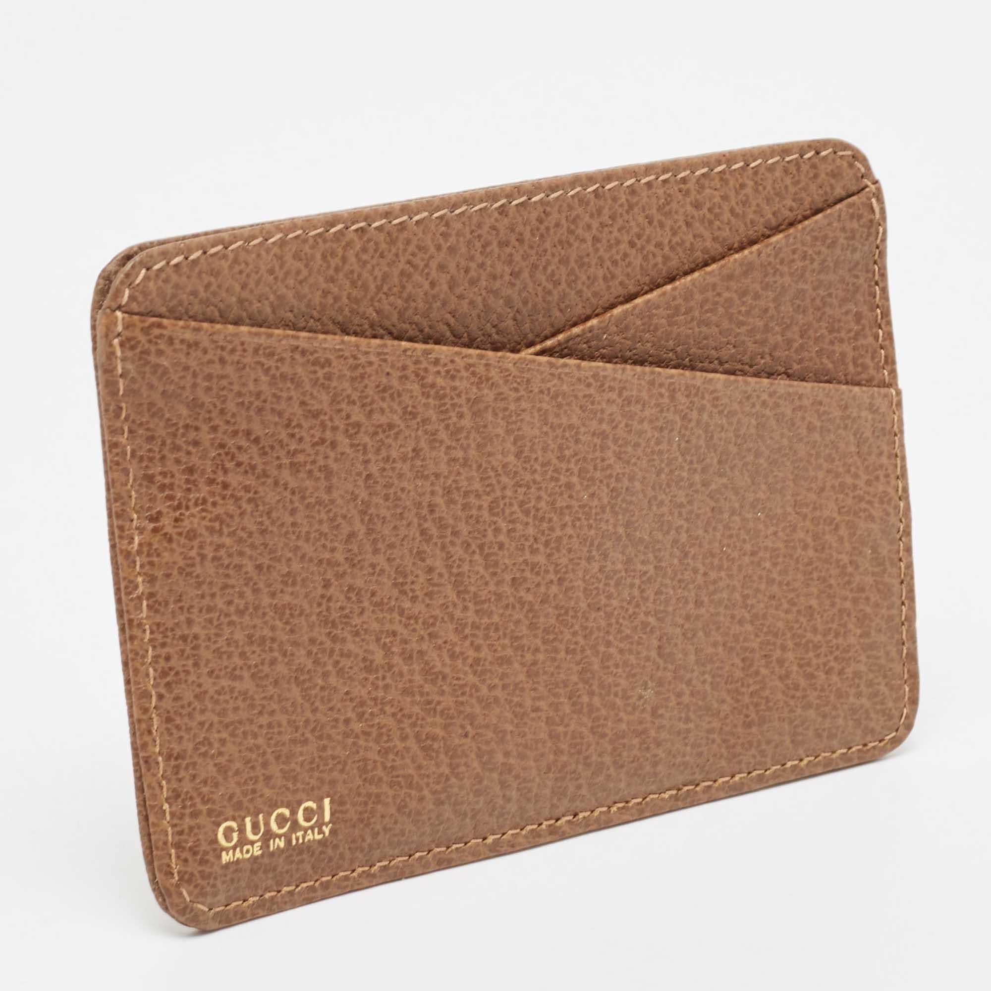 Complete your collection of accessories with this stunning Gucci creation. Crafted from leather in a timeless brown hue, the cardholder is styled with multiple slots.

