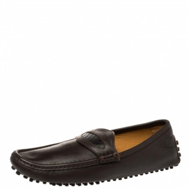 Gucci brings you this luxe pair of loafers that will complement your casual as well as semi-formal outfits. The exterior of the loafers has been crafted from brown leather while the insoles have been luxuriously endowed with comfort. They are