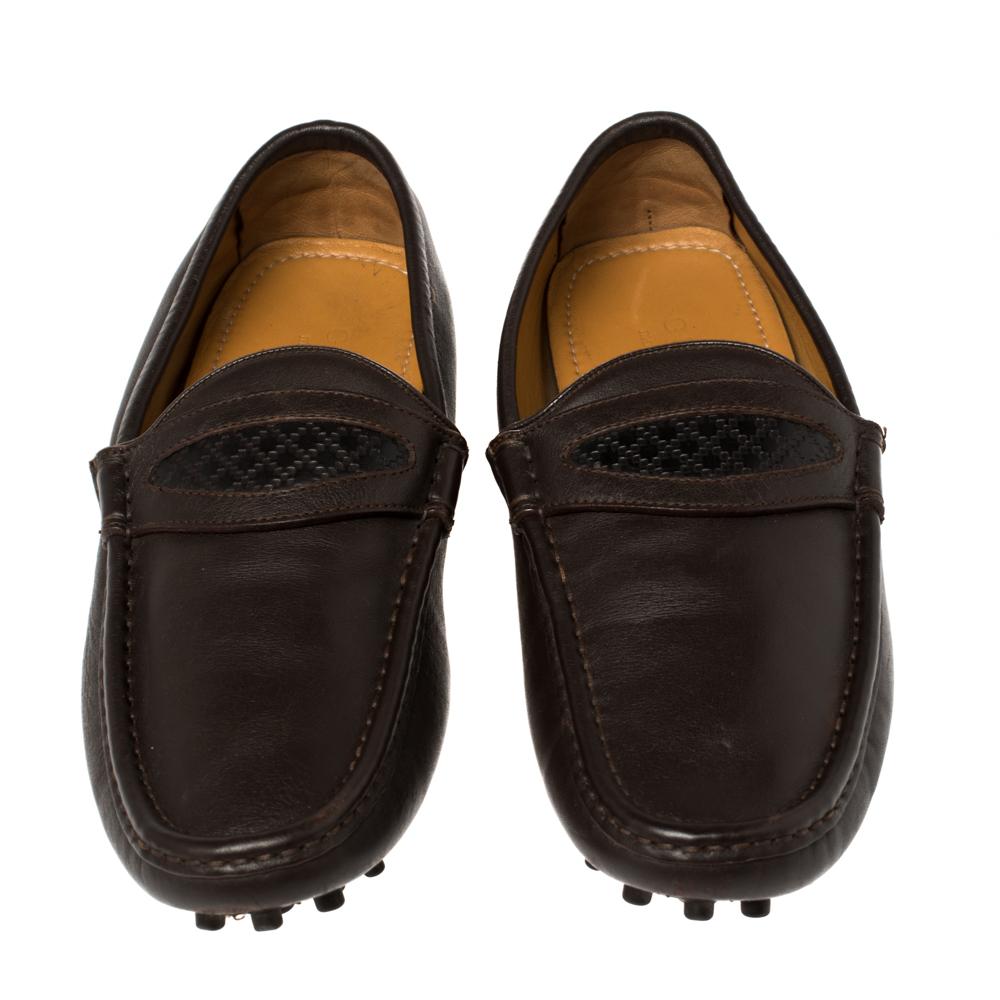 Gucci brings you this luxe pair of loafers that will complement your casual as well as semi-formal outfits. The exterior of the loafers has been crafted from brown leather while the insoles have been luxuriously endowed with comfort. They are