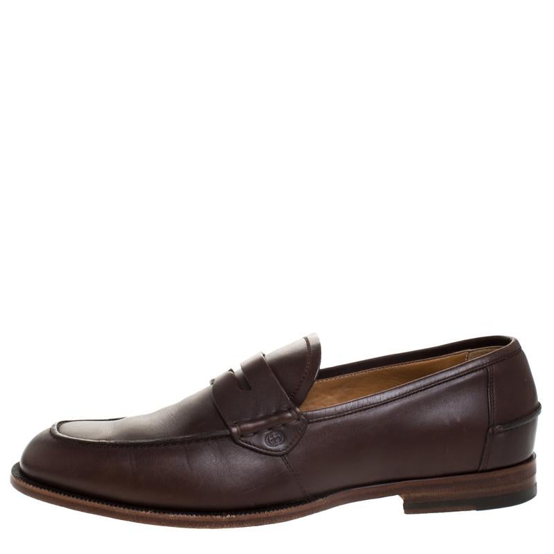 Stylish and super comfortable, this pair of loafers by Gucci will make a great addition to your shoe collection. They have been crafted from leather and styled with Penny keeper straps on the vamps. Leather insoles and sturdy outsoles smartly