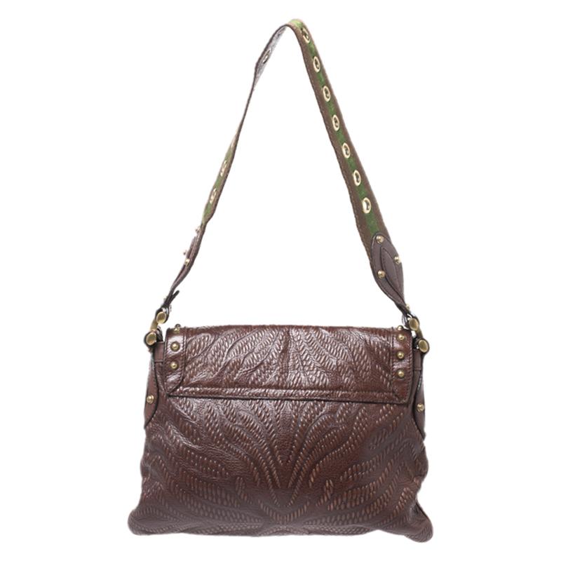 An absolute delight, this Pelham bag is a Gucci creation. It has been crafted in Italy and made from quality leather. It comes in a lovely shade of brown. The exterior is embossed with a beautiful pattern that adds interest. It is further enhanced