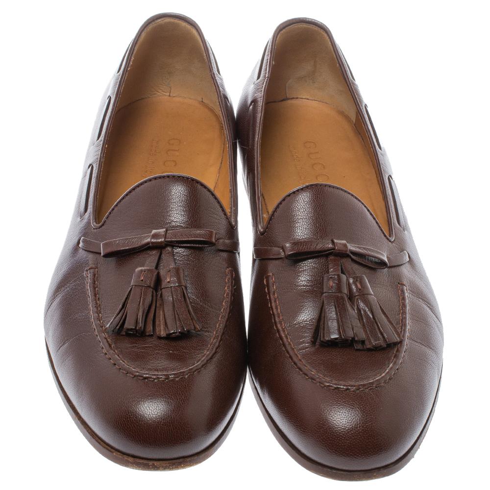 Check out this pair of brown Gucci loafers and you'd want to buy them right away! They have been crafted from leather and styled with tassels on the vamps. They come equipped with comfortable leather insoles and will look amazing with a crisp shirt