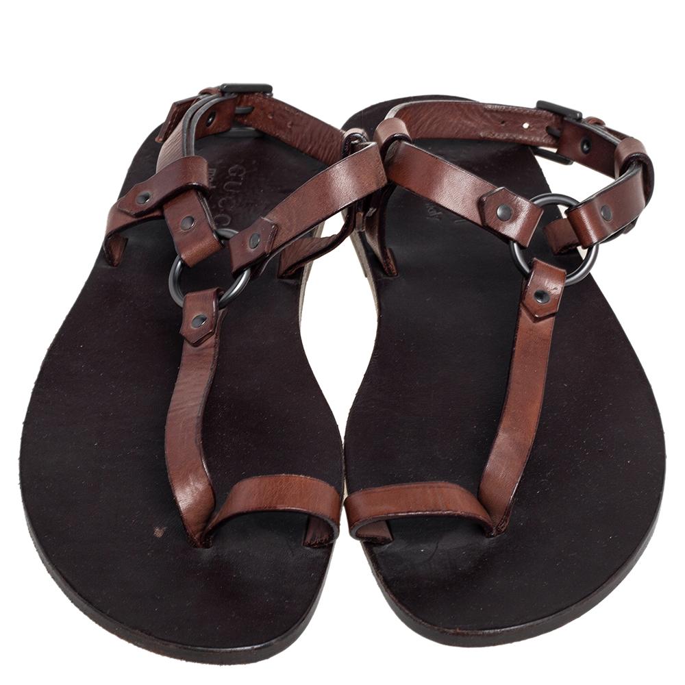 These flat sandals are ideal for those days when you have to spend long hours outdoors. These brown sandals by Gucci are crafted from leather and styled with toe rings, black-tone metal, and buckle closure. They are complete with comfortable