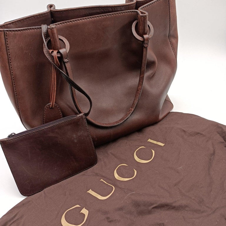 Gucci tote crafted in brown leather. Open top. Inside, brown suede lining. Leather zip pouch inside. GUCCI - made in italy' tag inside (with serial number on its reverse).

Details

MATERIAL: Leather

COLOR: Brown

MODEL: -

GENDER: Women

COUNTRY
