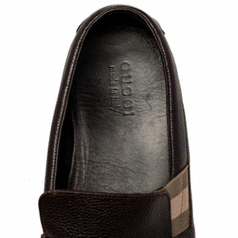 There is nothing more comfortable and stylish than a pair of loafers like these Gucci ones. Fashioned in a neat silhouette, this pair has a leather body and comes with the signature web detail. It is finished with subtle, neat stitch detailing and