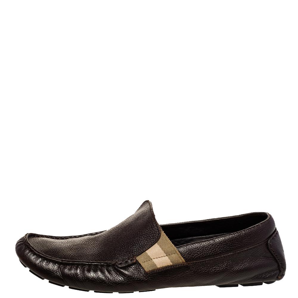 There is nothing more comfortable and stylish than a pair of loafers like these Gucci ones. Fashioned in a neat silhouette, this pair has a leather body and comes with the signature web detail. It is finished with subtle, neat stitch detailing and