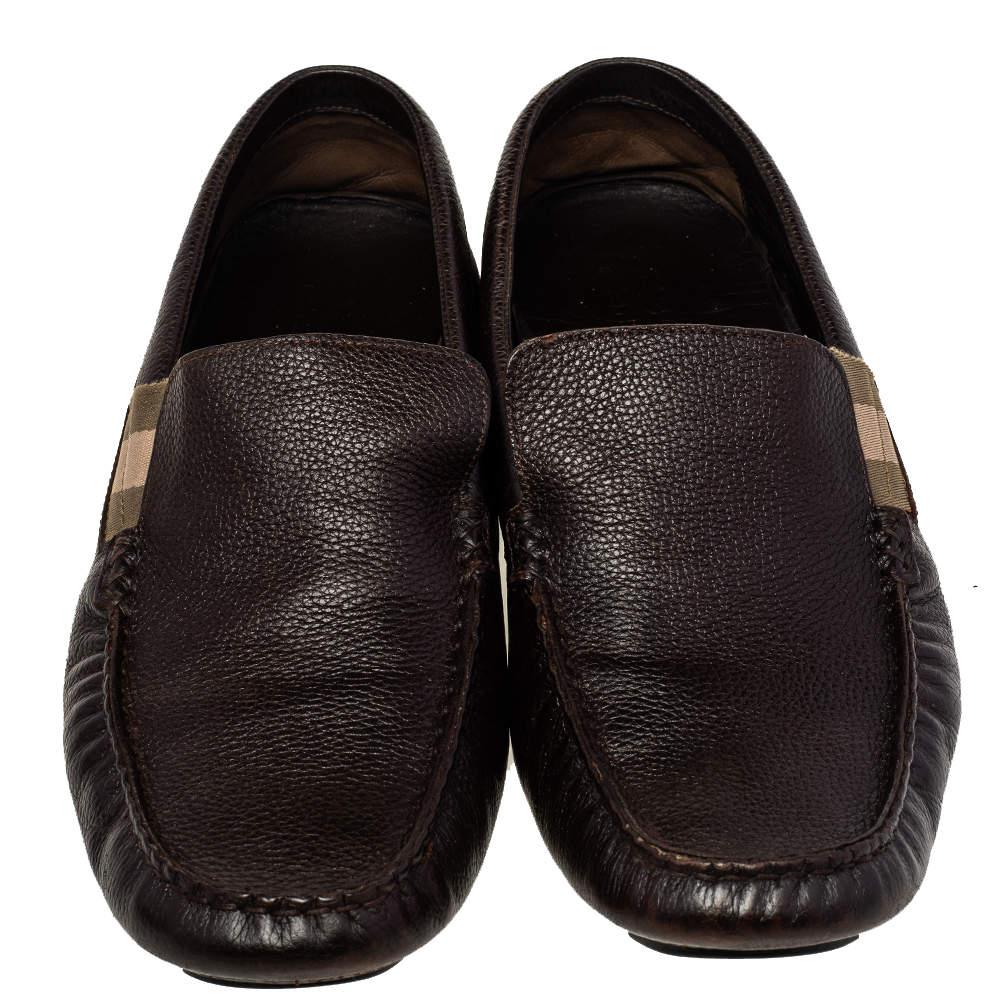 There is nothing more comfortable and stylish than a pair of loafers like these Gucci ones. Fashioned in a neat silhouette, this pair has a leather body and comes with the signature web detail. It is finished with subtle, neat stitch detailing and