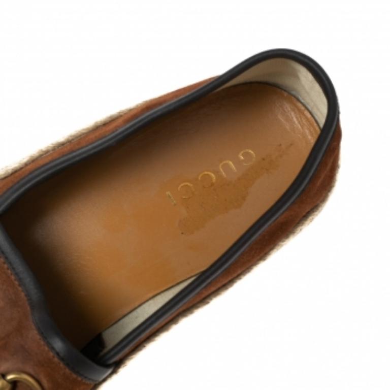 Adoptez un look élégant avec ces magnifiques mocassins de la maison Gucci. Elles sont réalisées en cuir marron et arborent la bordure à rayures Web signature ainsi que le motif Horsebit argenté perché sur leur empeigne. Ils ont une fonction