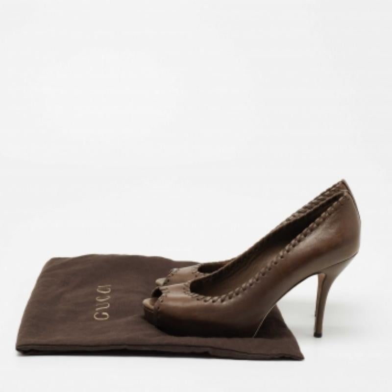 Questo classico e intramontabile paio di décolleté di Gucci è essenziale nella collezione di ogni donna. Realizzate in pelle marrone, queste décolleté peep-toe hanno un tacco di 10,5 cm per sollevarti in modo elegante.