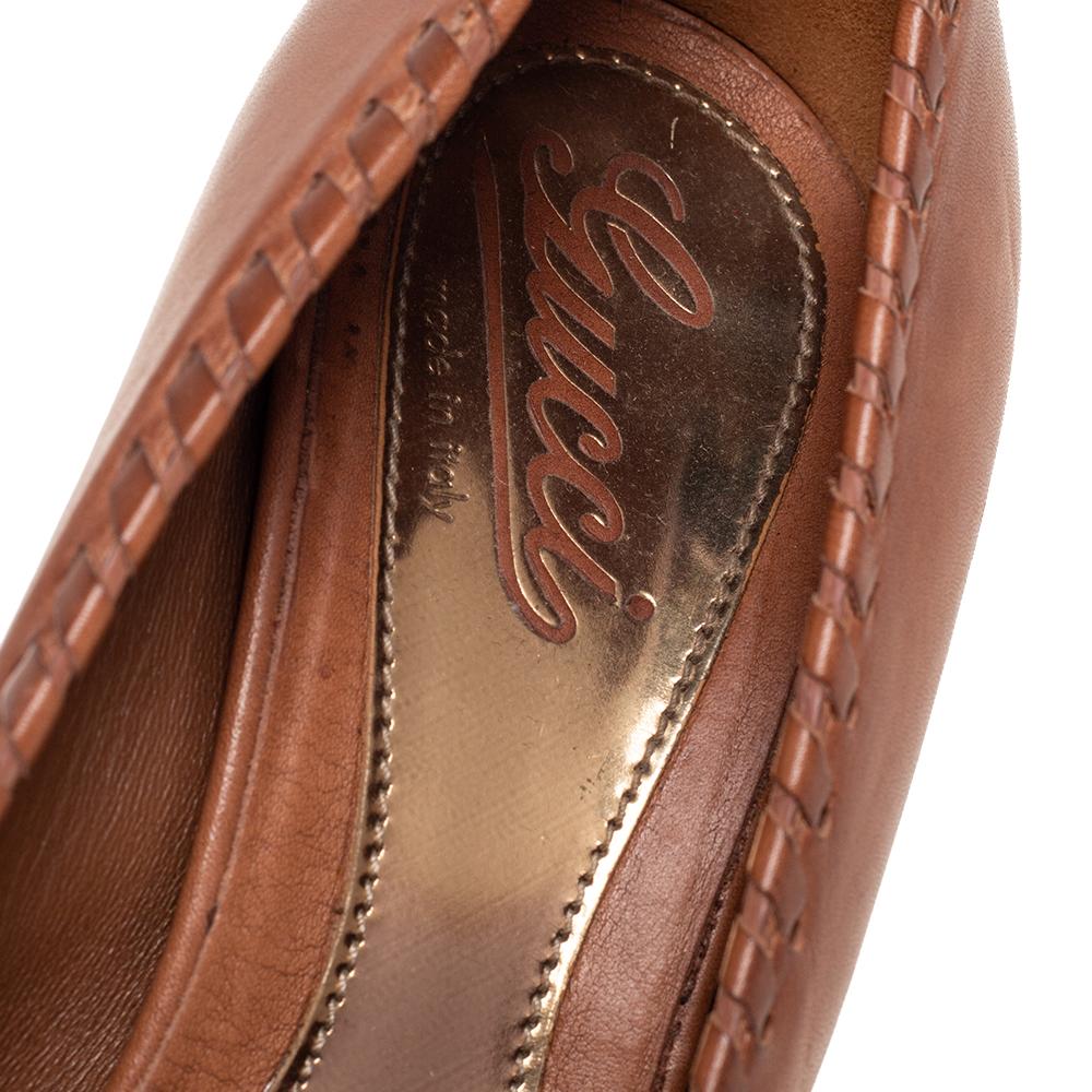 Gucci Brown Leather Whipstitch Peep-Toe Platform Pumps Size 38 In Good Condition For Sale In Dubai, Al Qouz 2