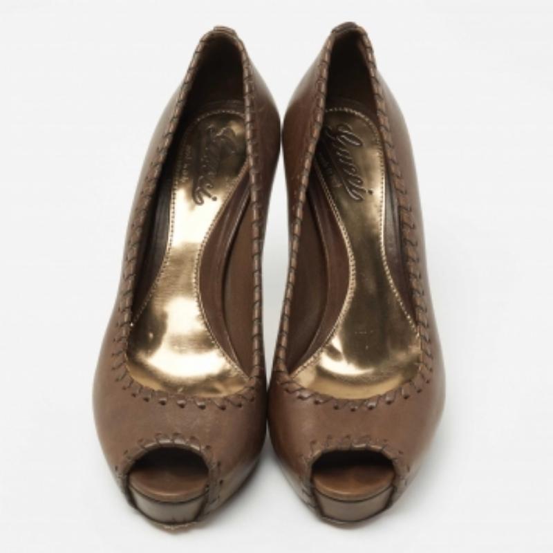 Donna Gucci, pelle marrone con cuciture a punto croce, décolleté con plateau taglia 38 in vendita