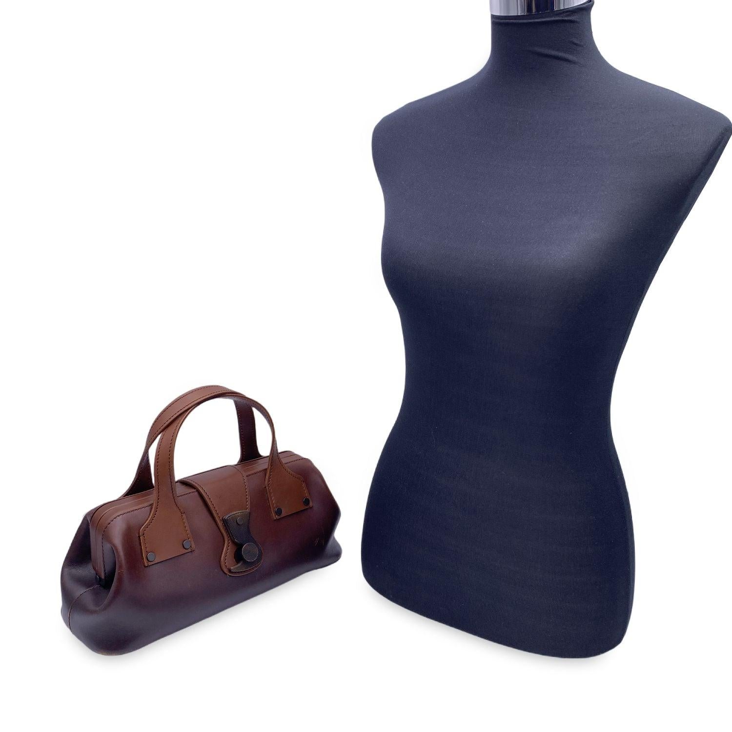 Beautiful Gucci satchel in gradient brown leather. It features an unusual wood hook closure on the front. Double handles. Beige fabric lining. 1 side zip pocket inside. 'Gucci - Made in Italy' tag inside (serial number on its reverse). Condition B -