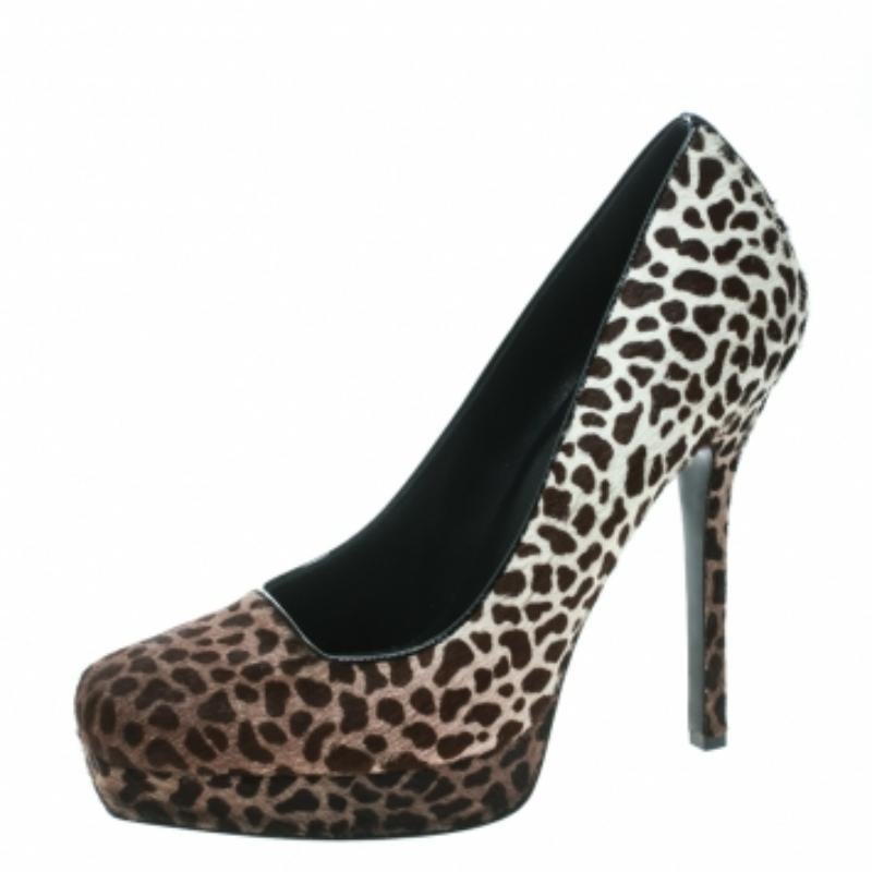 Optez pour le look contemporain et affirmez votre style comme jamais auparavant avec ces fabuleux escarpins de Gucci ! Ces escarpins marron ont été confectionnés à partir de poils de poney et de bordures en cuir et sont dotés d'orteils carrés. Elles