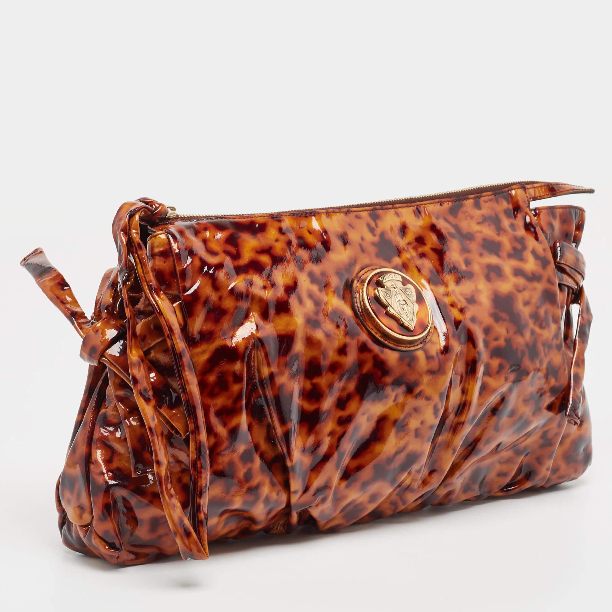 Gucci Brown Leopard Print Patent Leather Large Hysteria Clutch In Good Condition In Dubai, Al Qouz 2