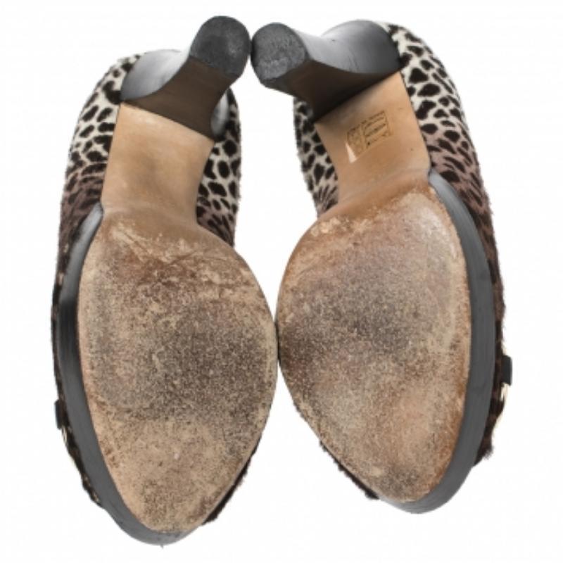 Ace the fashion-forward look and make an unforgettable style statement in these fabulous pumps from Gucci. The brown pumps have been crafted from pony hair with leather trims and styled with peep toes. They feature a leopard print on the exterior