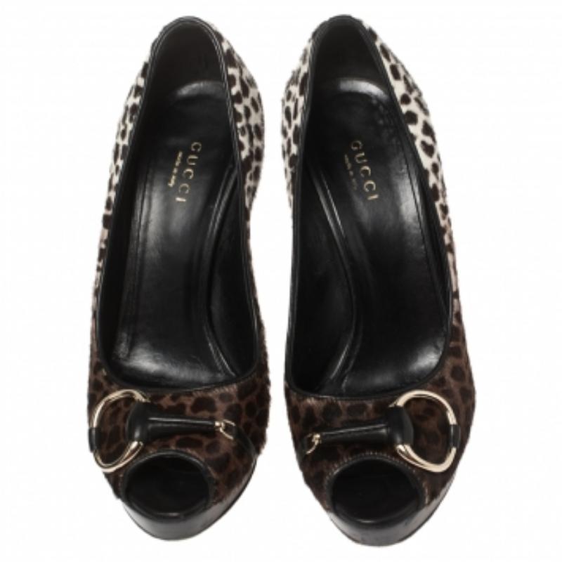 Gucci Brown Leopard Print Pony Hair Icon Bit Peep Toe Pumps Size 35.5 In Fair Condition For Sale In Dubai, Al Qouz 2