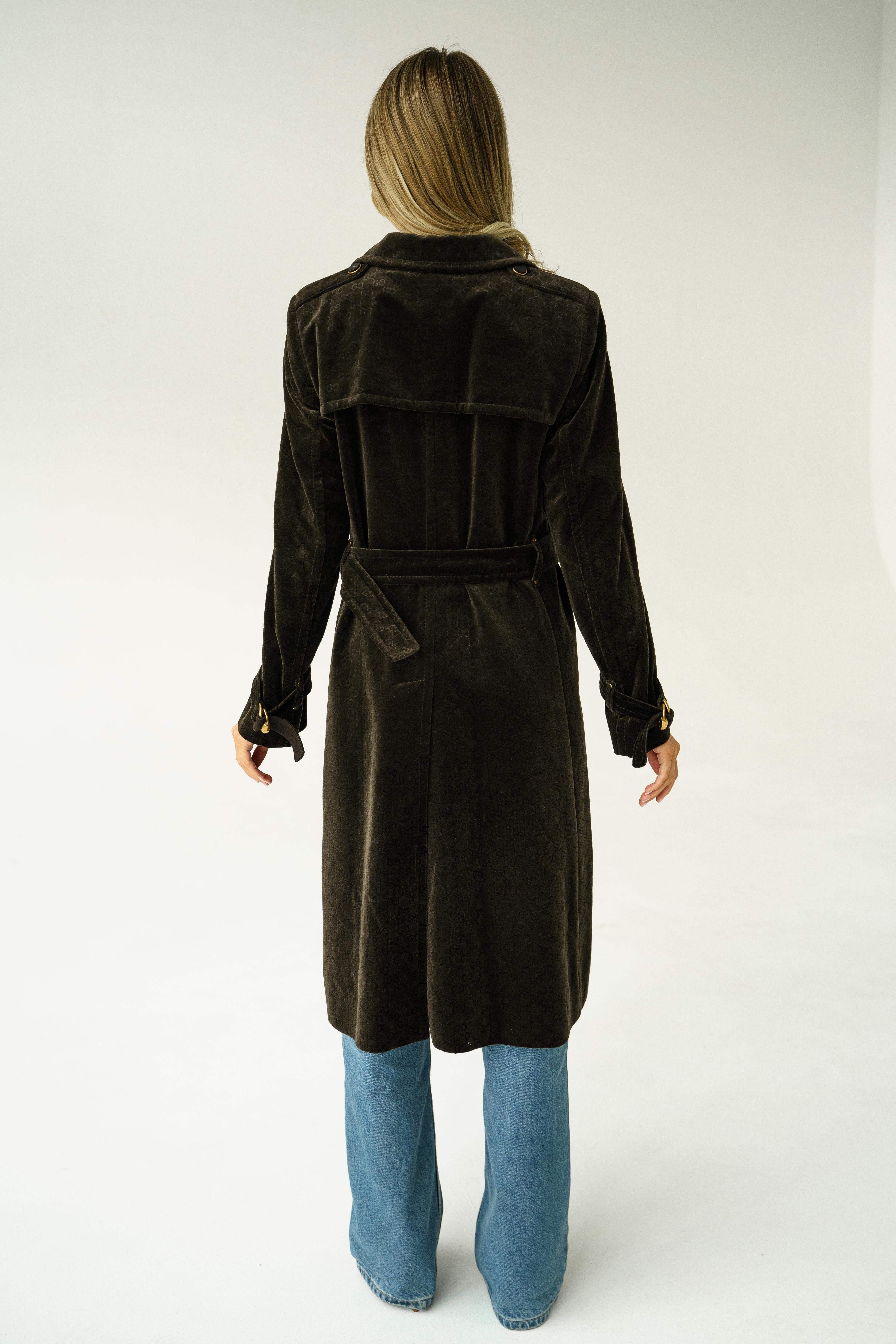 Gucci Abrigo de terciopelo con cinturón y logo monograma marrón 42 IT en venta 5