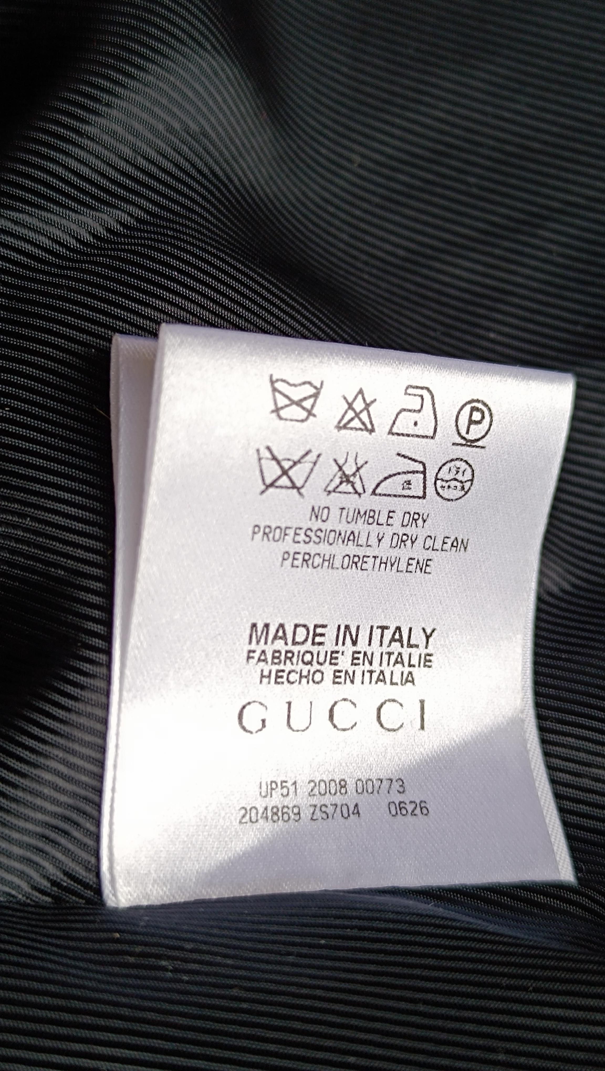 Gucci Abrigo de terciopelo con cinturón y logo monograma marrón 42 IT en venta 10