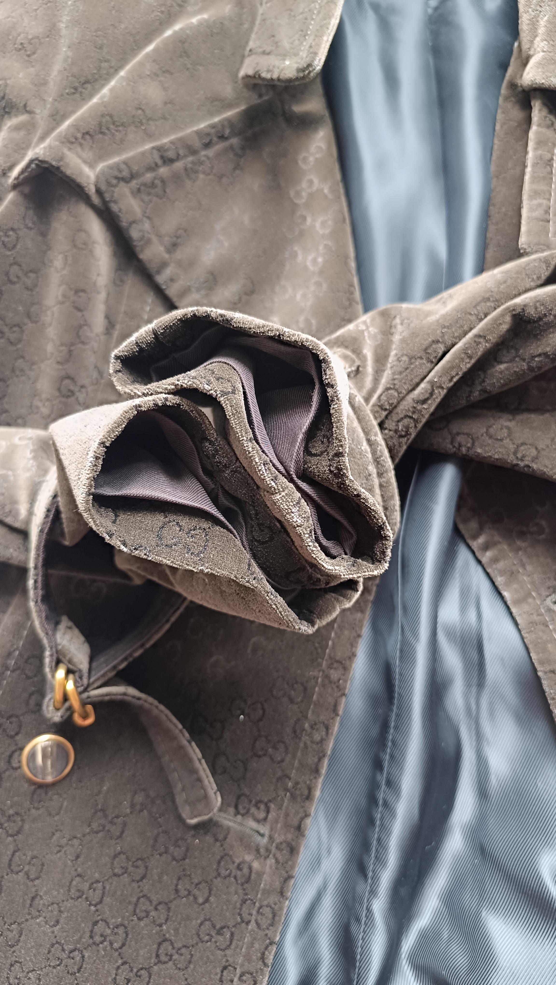 Gucci Abrigo de terciopelo con cinturón y logo monograma marrón 42 IT en venta 12