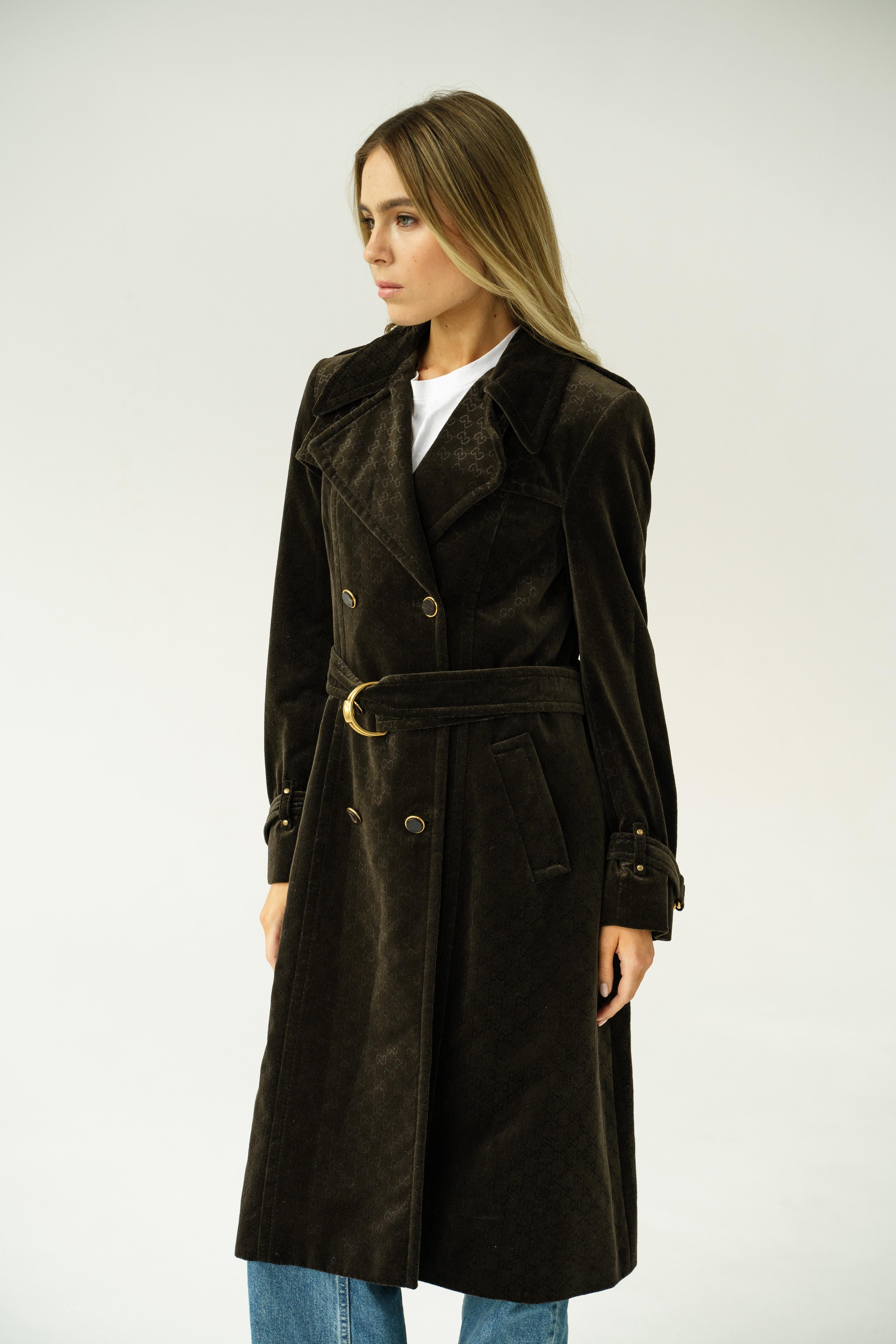 Gucci Abrigo de terciopelo con cinturón y logo monograma marrón 42 IT Negro en venta
