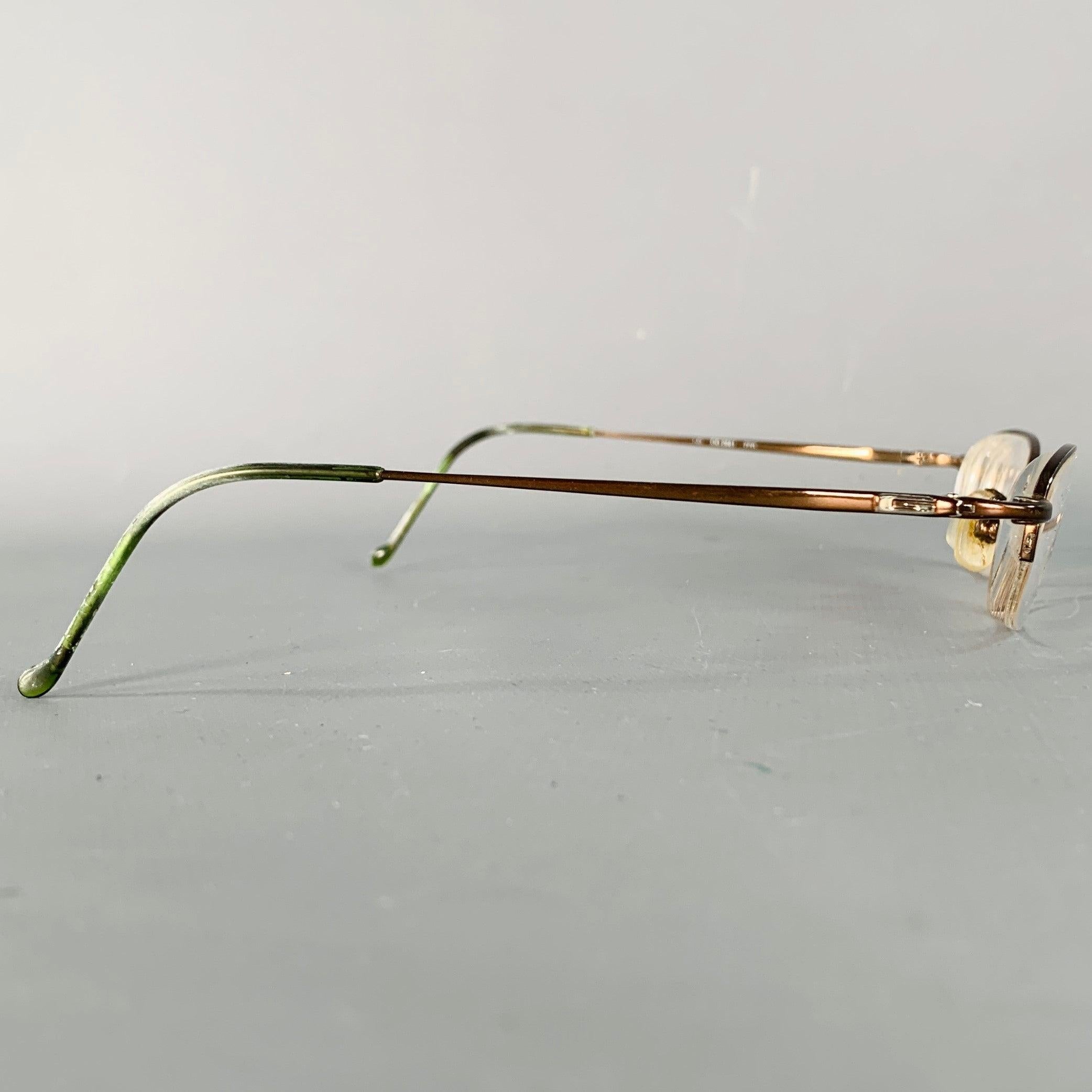 Lettori di Gucci
in metallo marrone con uno stile semi-rimless. Viene fornito con una custodia. Nota: queste montature contengono lenti correttive che devono essere cambiate da un ottico prima di essere indossate. Made in Italy.Ottime condizioni di