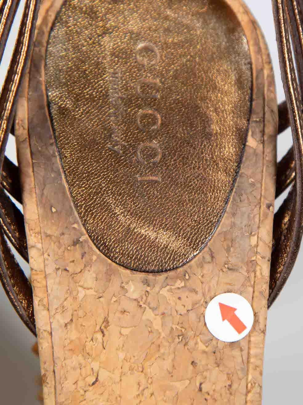 Gucci Brown Metallic Leder Stud Wedge Sandalen Größe IT 39 im Angebot 1