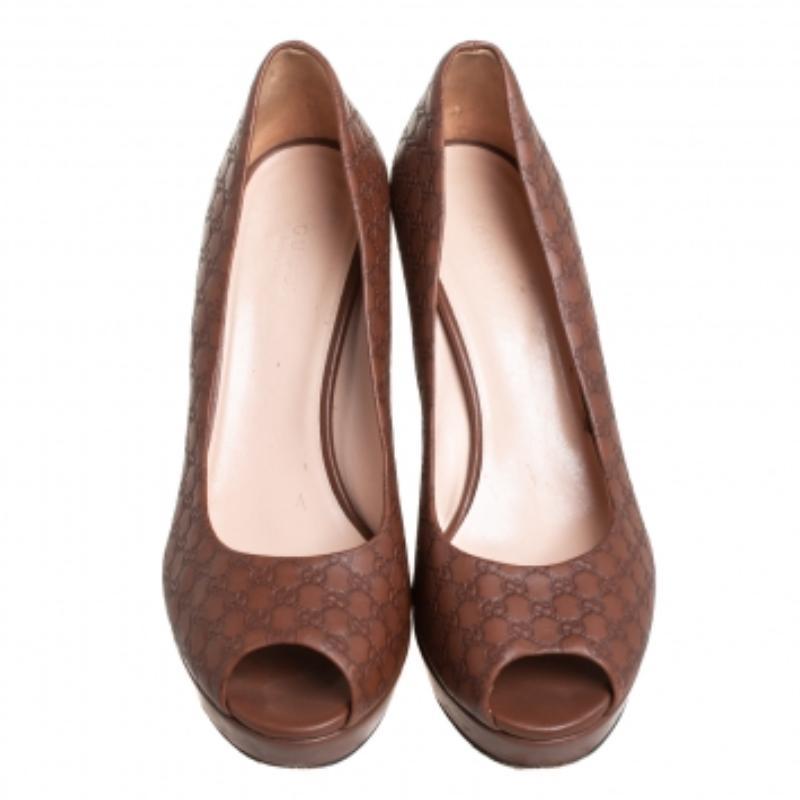 This amazing pair of pumps from Gucci is sure to add some class to your outfits. The peep-toe pumps have been crafted from the signature Microguccissima leather and they come with comfortable insoles. They are complete with 11 cm heels and solid