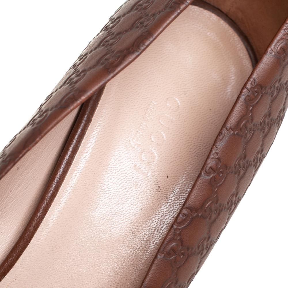 Gucci Brown Microguccissima Leather Peep Toe Platform Pumps Size 38.5 In Good Condition For Sale In Dubai, Al Qouz 2