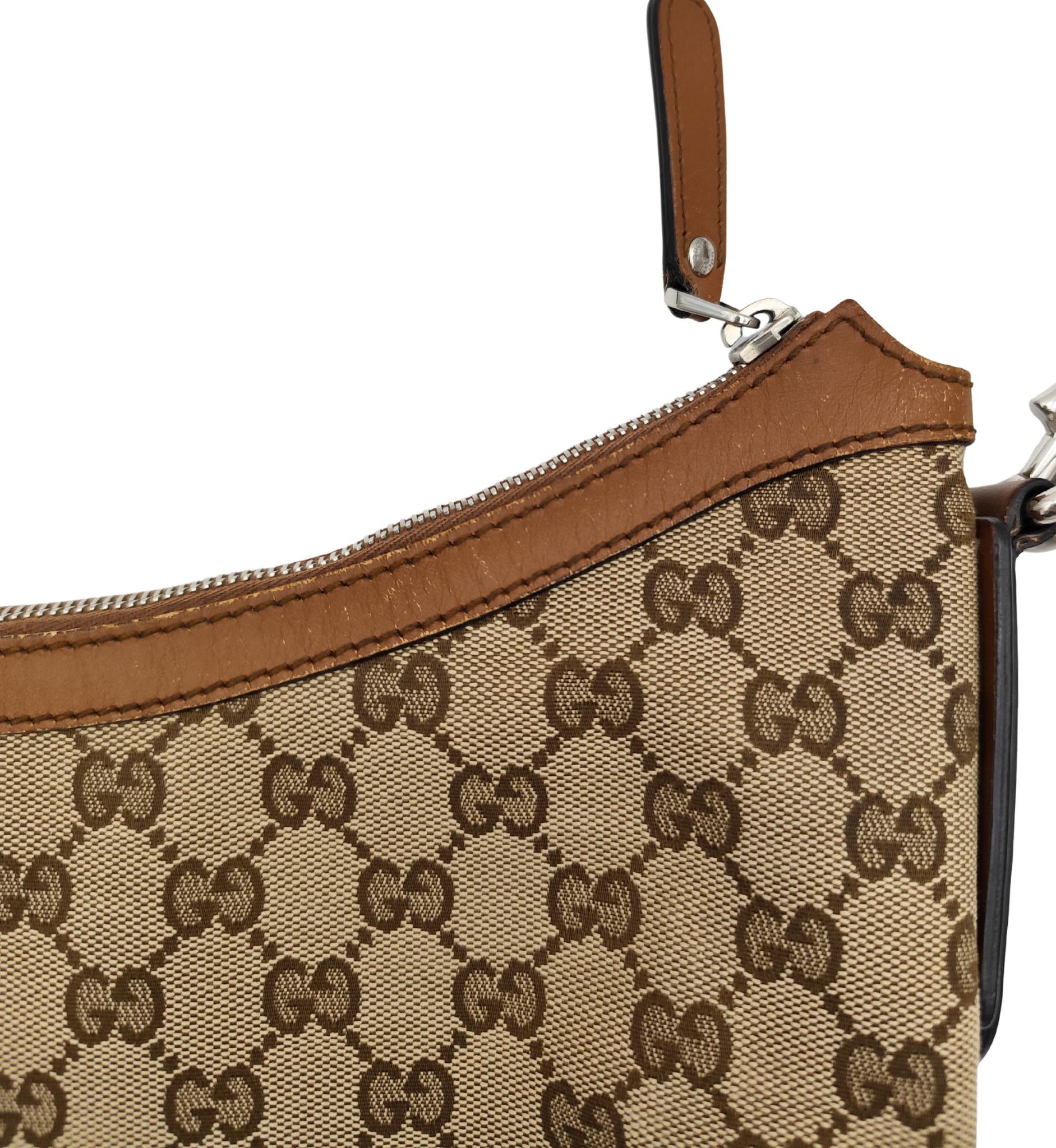 Sac à bandoulière demi-lune monogramme marron de Gucci en vente 5