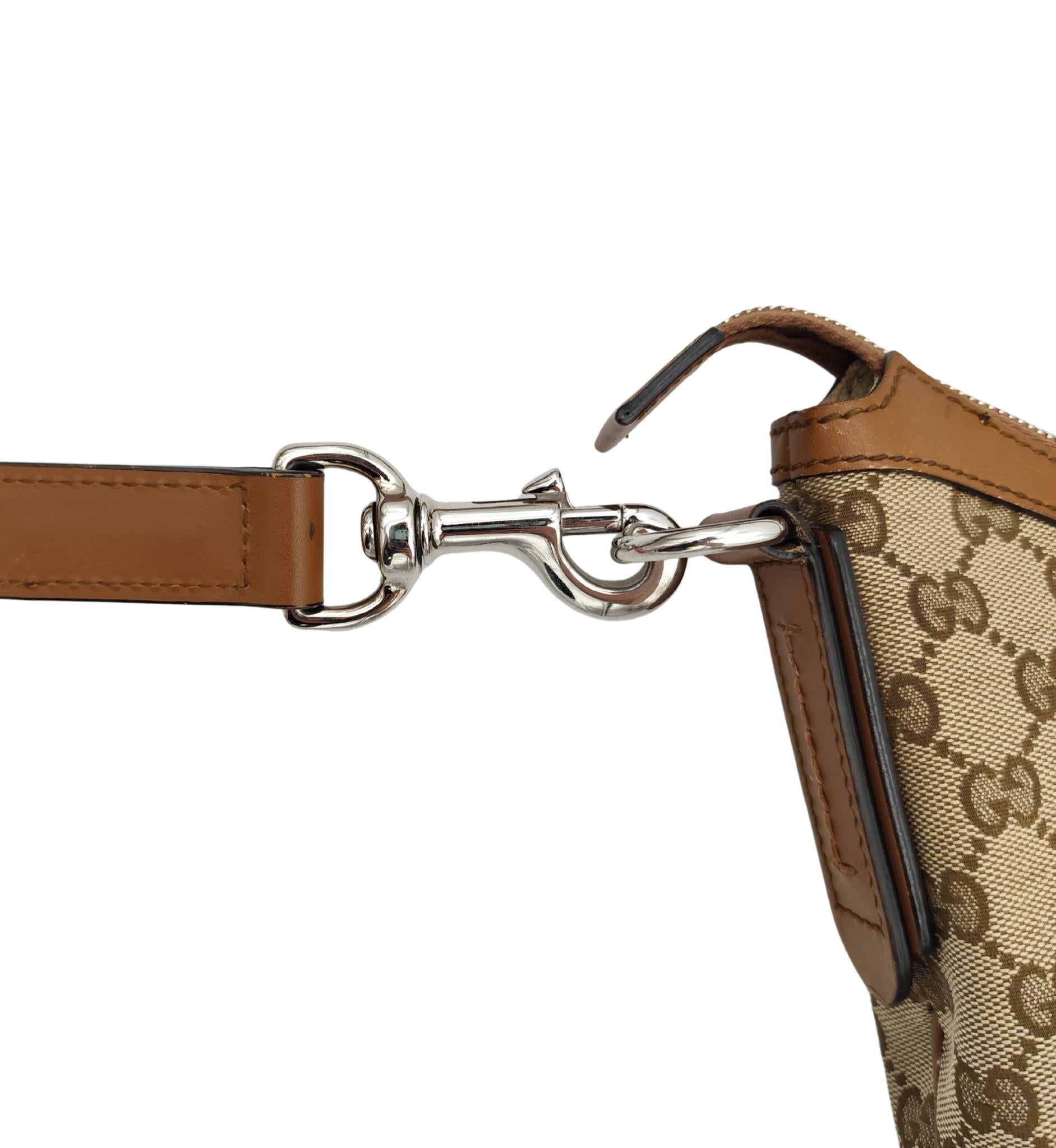 Sac à bandoulière demi-lune monogramme marron de Gucci en vente 7