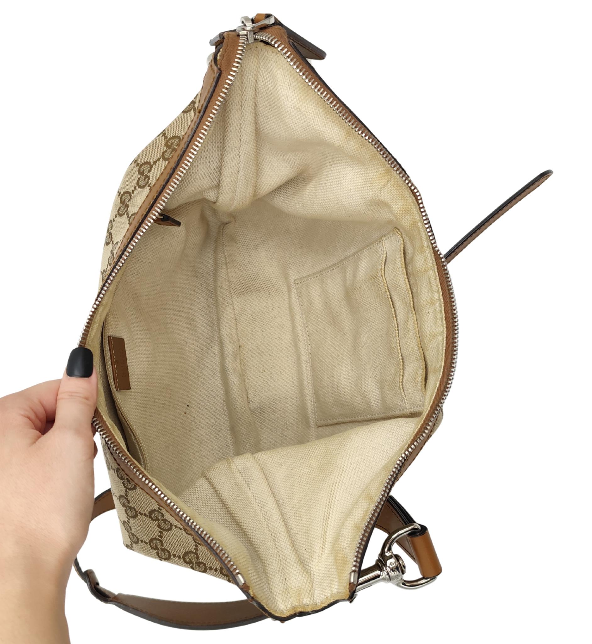Sac à bandoulière demi-lune monogramme marron de Gucci en vente 10