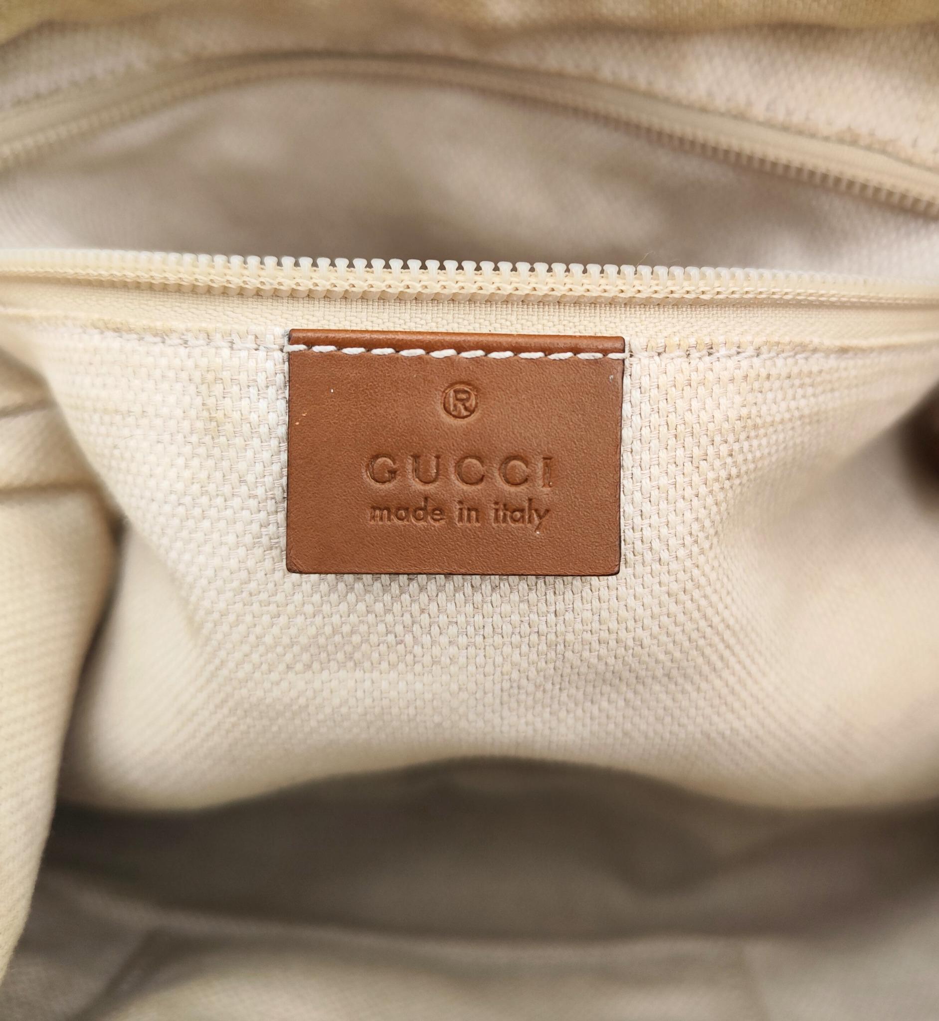 Sac à bandoulière demi-lune monogramme marron de Gucci en vente 12