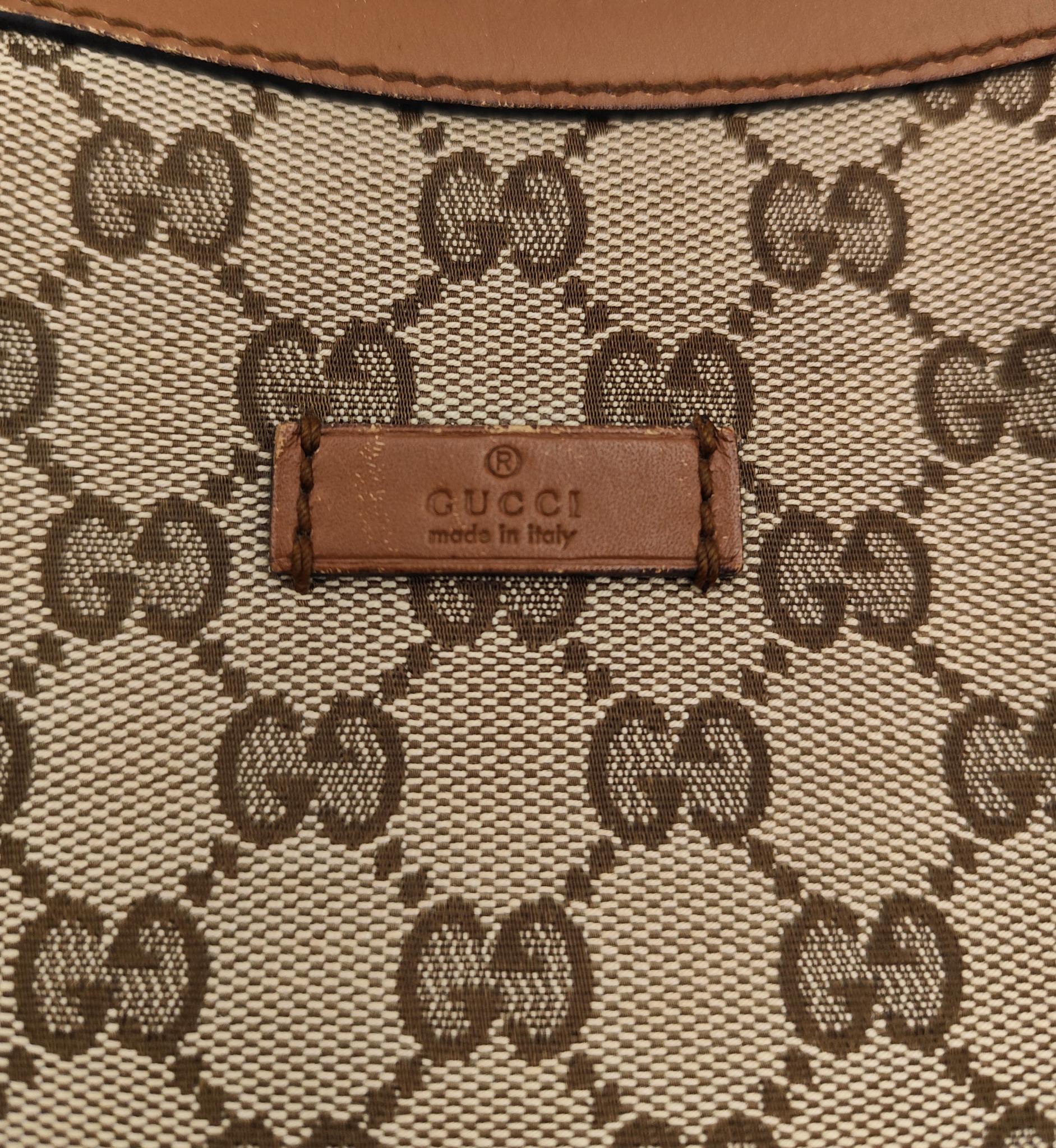 Sac fourre-tout demi-lune de Gucci
Toile à monogramme
Cuir marron
Courroie réglable amovible

Mesures : 
33x21x11 cm
chute 53-59 cm

13x8.25x4.25 in
chute 21-23.5 in

Bon état
Quelques marques, assombrissement à l'intérieur et signes d'utilisation