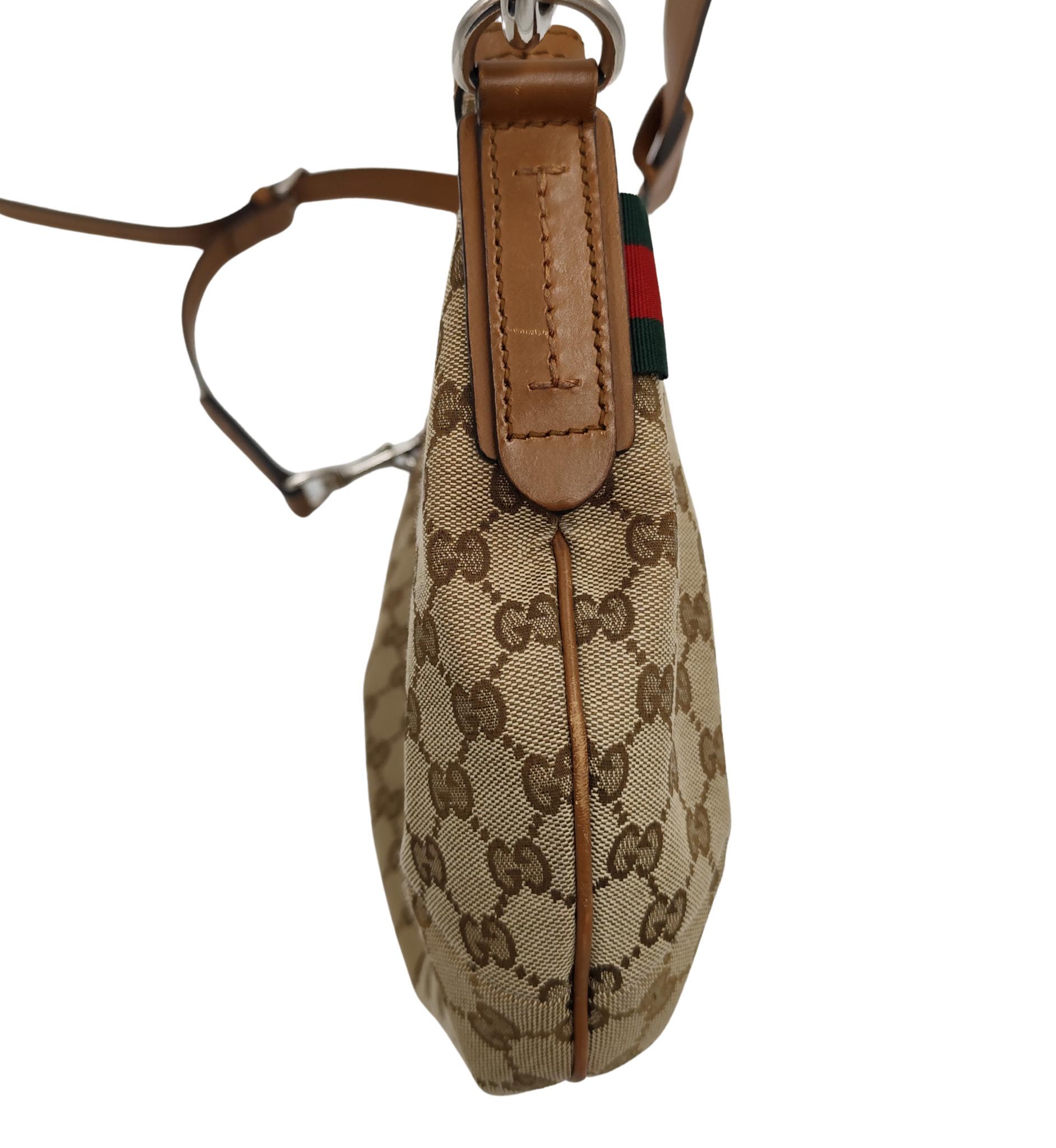 Sac à bandoulière demi-lune monogramme marron de Gucci en vente 1