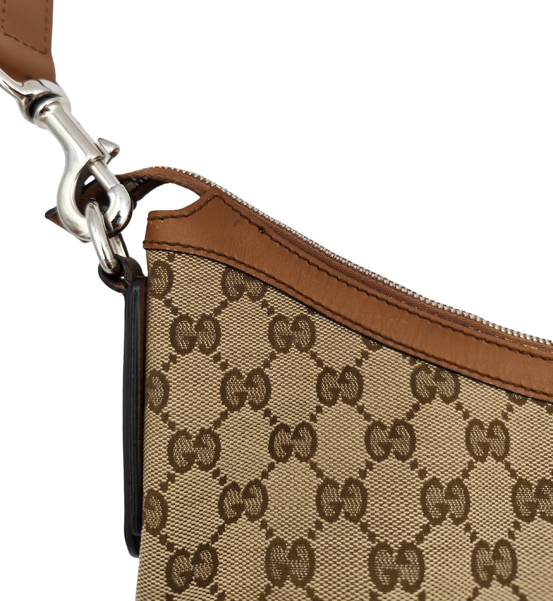 Sac à bandoulière demi-lune monogramme marron de Gucci en vente 4