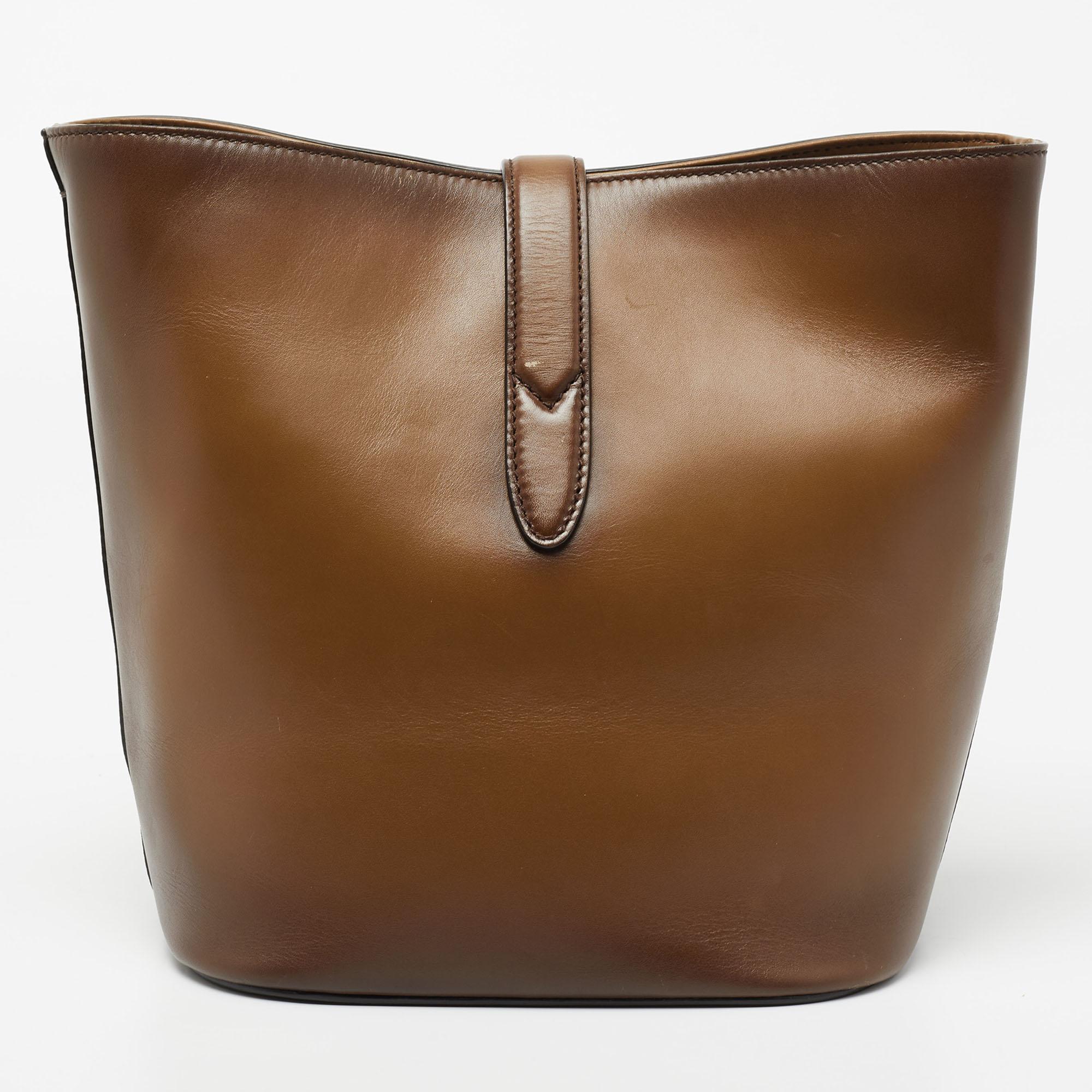 A bag should be stylish, easy to carry, and versatile, and this Jackie bag by Gucci ticks all these boxes. Made in Italy from high-end leather, it carries a brown hue in an ombré style that will go well with anything from florals to monochrome
