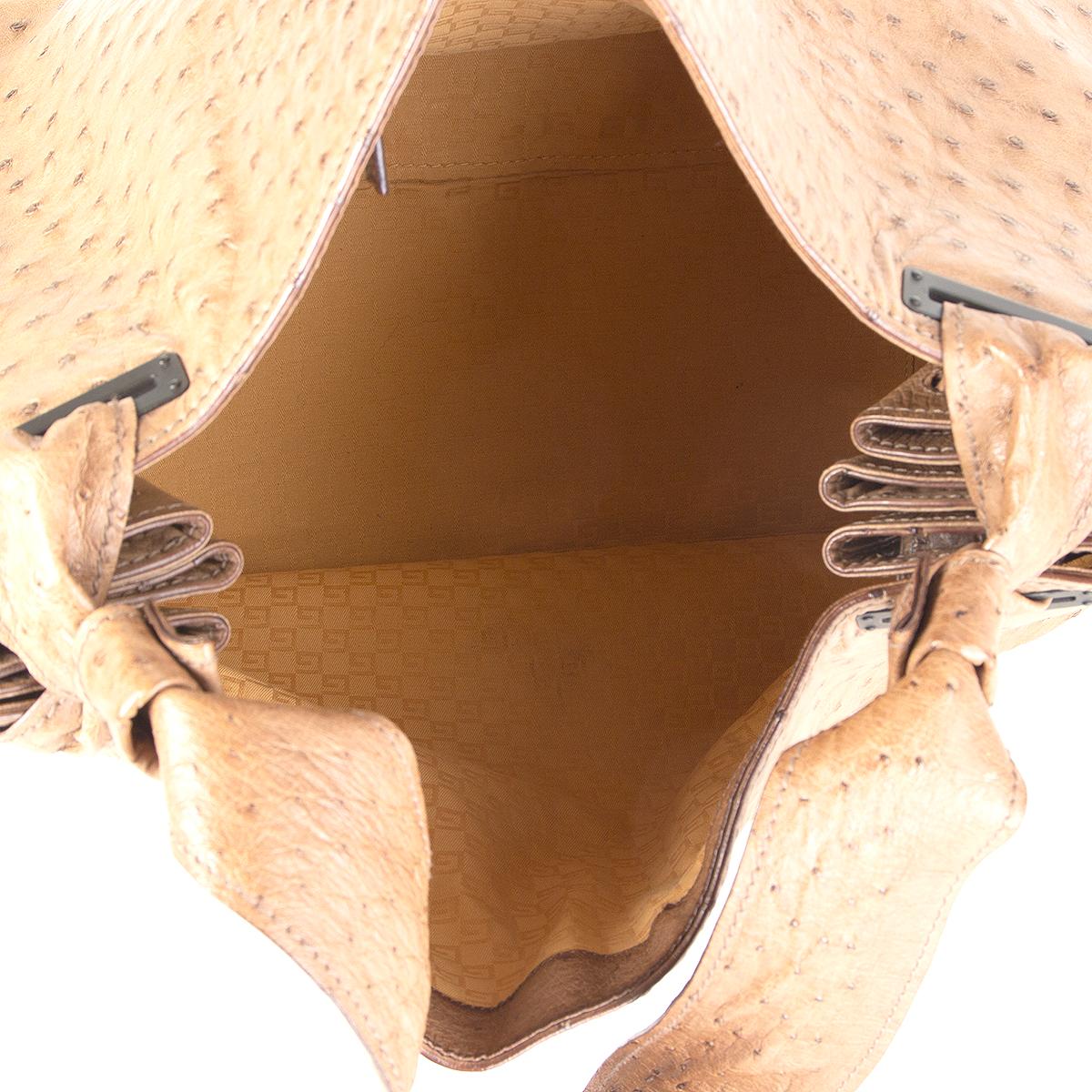 GUCCI - Grand sac porté épaule en cuir d'autruche marron Excellent état - En vente à Zürich, CH
