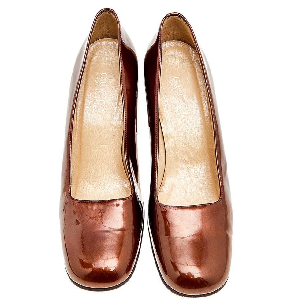 Stylish and super comfortable, this pair of pumps by Gucci will make a great addition to your shoe collection. They have been crafted from patent leather and flaunts a versatile brown shade. Leather insoles and block heels beautifully complete this