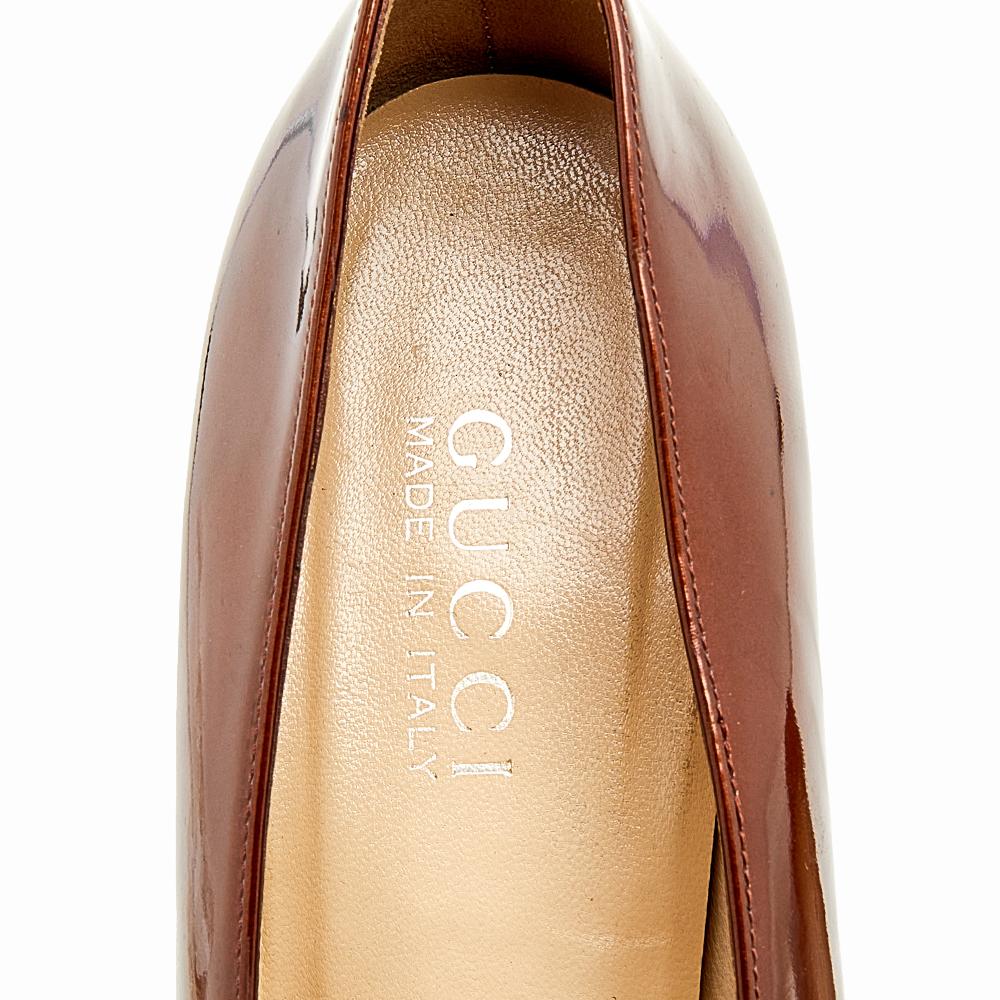 Gucci Brown Patent Leather Block Heel Pumps Size 39 In Good Condition For Sale In Dubai, Al Qouz 2