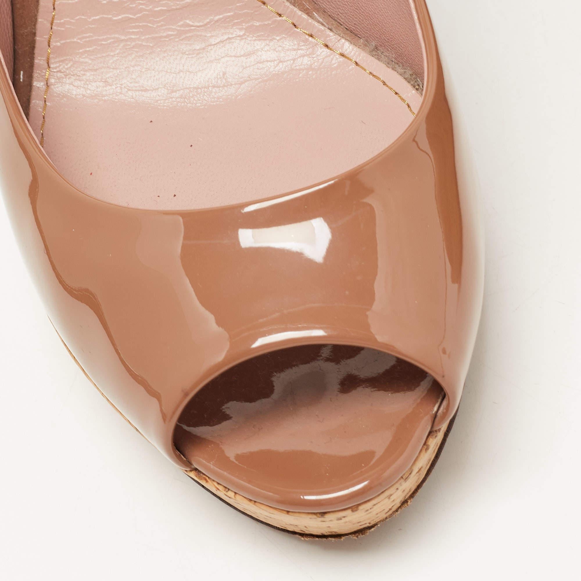 Gucci Brown Patent Leather Cork Platform Peep Toe Pumps Size 37.5 For Sale 3