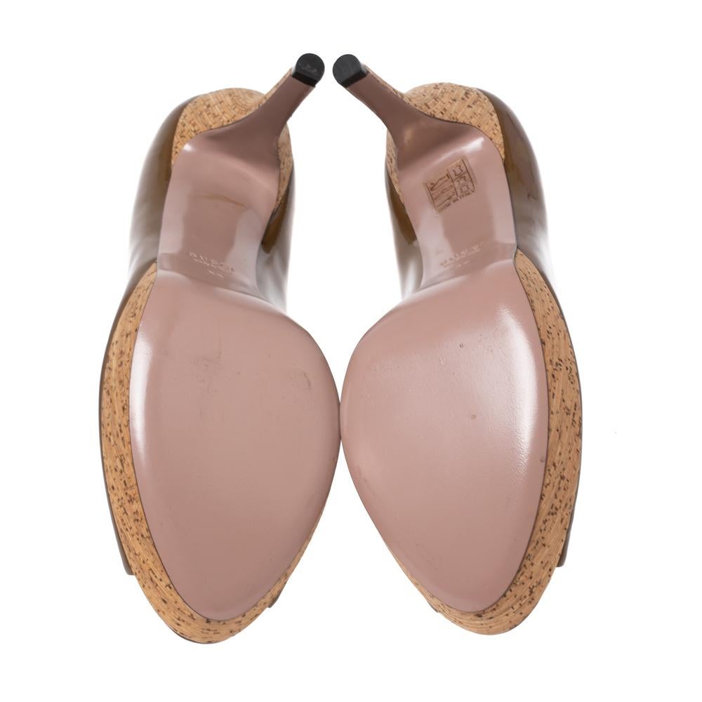 Gucci Brown Patent Leather Peep-Toe Cork Platform Pumps Size 38 For Sale 4