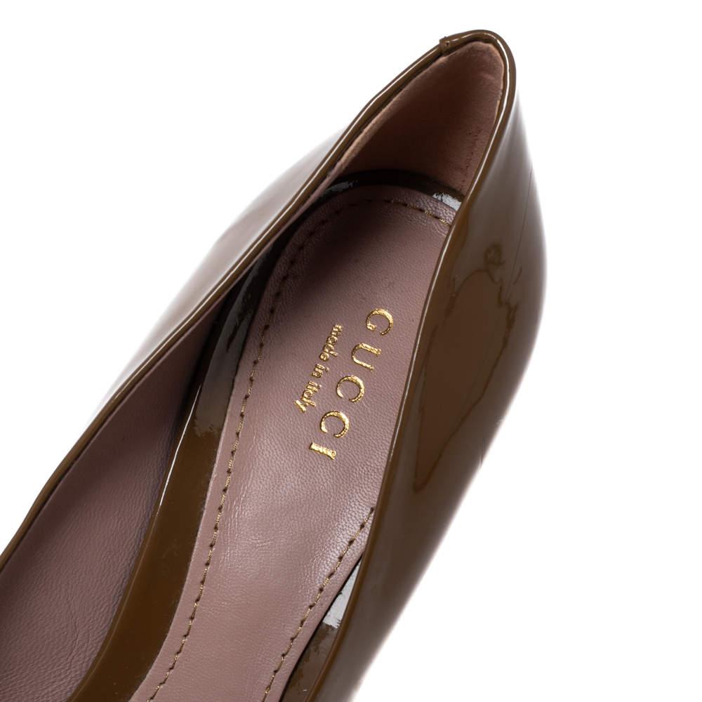 Gucci Brown Patent Leather Peep-Toe Cork Platform Pumps Size 38 For Sale 4
