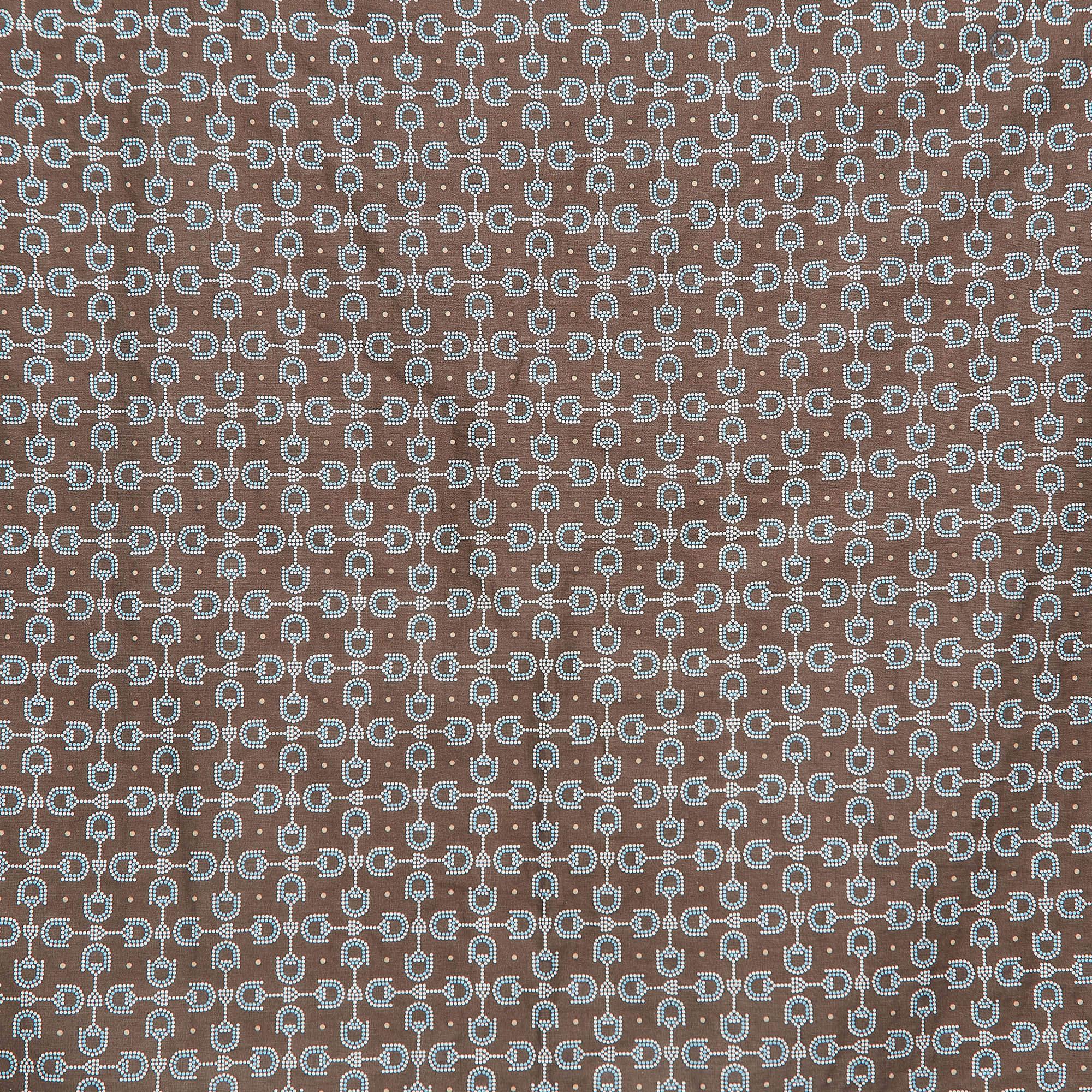 Il fazzoletto di Gucci è uno squisito mix di stile e praticità. Realizzato in cotone pregiato, presenta una sofisticata stampa marrone che aggiunge un tocco di classe a qualsiasi outfit. Perfettamente dimensionato per la sua versatilità, questo