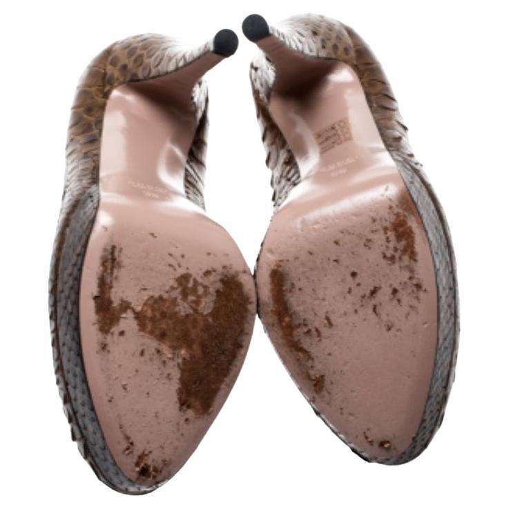Questa sofisticata creazione di Gucci è disponibile in colore marrone. Queste décolleté sono realizzate in pelle di pitone esotico e presentano una comoda suola con tacco alto 14 cm. Una scelta intelligente per il tuo uso quotidiano!