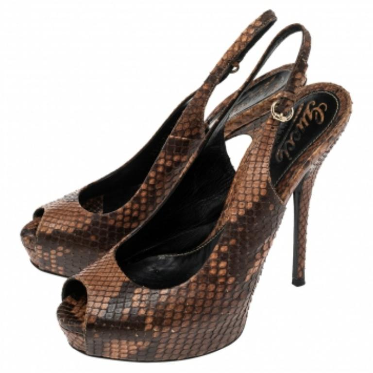 Confeccionados en piel de pitón bien trabajada, estos zapatos de salón marrones son un espléndido ejemplo de lujo y clase. Un par de impresionantes zapatos de salón Gucci como éste son imprescindibles en tu armario. Estas bellezas presentan