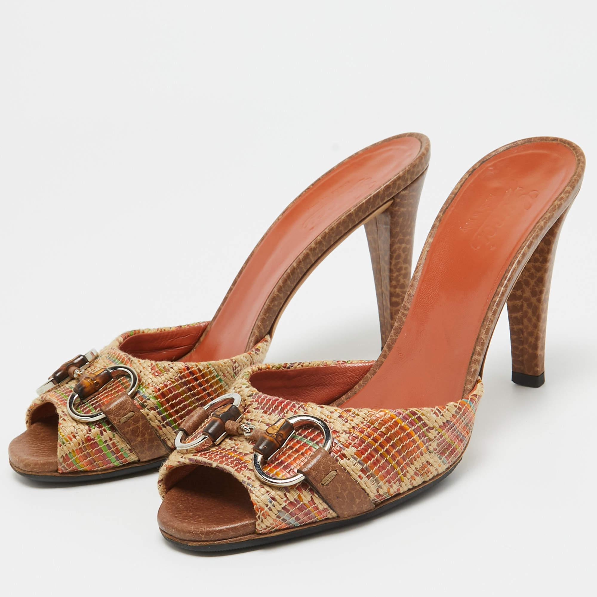 These sandals will frame your feet in an elegant manner. Crafted from quality materials, they display a classy design and comfortable insoles.