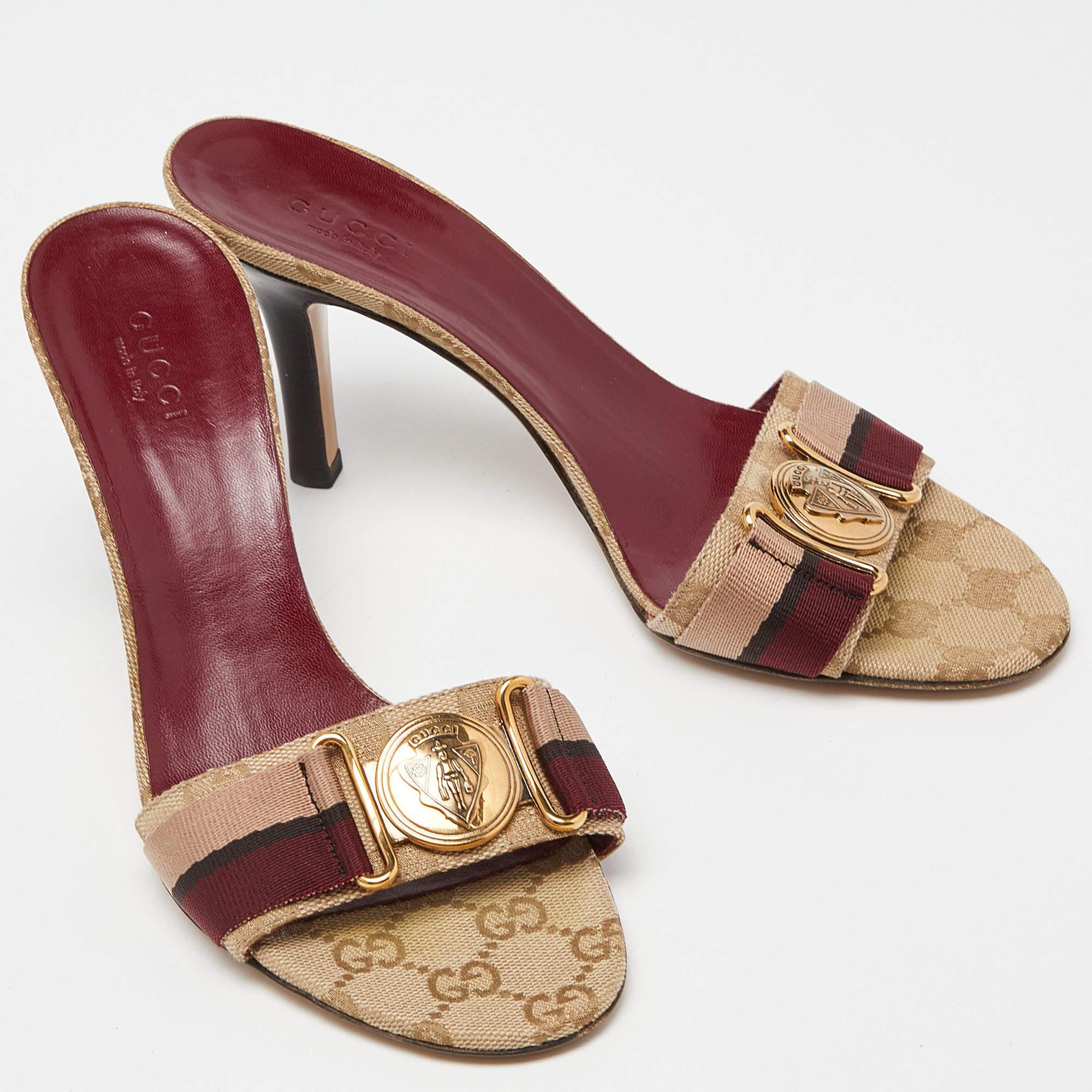 Gucci Brown/Red GG Canvas Buckle Detail Slide Sandals Size 36 In Good Condition For Sale In Dubai, Al Qouz 2